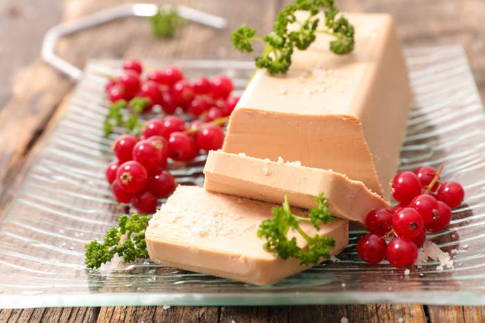 Traducido como hígado graso, este lujoso alimento es producto del hígado de un ganso o pato que ha sido, lastimosamente, sobrealimentado de manera forzosa, por lo que desde en 2004 está completamente prohibido en el Estado de California. En otros países en Europa y Asia no permiten su producción, pero sí la importación.