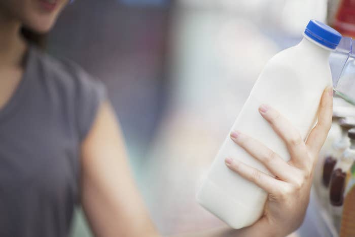 En caso de que no lo supieras, el proceso de pasteurización evita que la leche posiblemente contaminada con bacterias sea vendida. Sin embargo, aquellos a favor de la no pasteurización creen que este tipo de leche es más nutricional, con mejor sabor y que sí se puede consumir higiénicamente. Mientras que en países como en México más del 40% de la leche que se produce no está pasteurizada, en Estados Unidos es ilegal su venta.