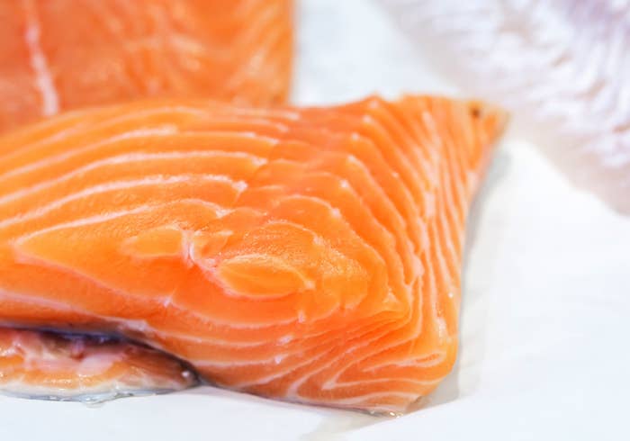 Probablemente es el salmón más popular en los supermercados, sin embargo, no es la opción más saludable. Estudios afirman que contienen colorantes, retienen antibióticos más que cualquier otro pez, se desarrollan en áreas muy pequeñas lo que perjudica su dieta y, por ende, los nutrientes que te aportarán serán menores. Los especialistas recomiendan el consumo del salmón salvaje.