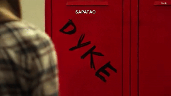 Fosse pelo bullying, fosse pelo preconceito, fosse por ambos, algumas meninas descobriram o que era o termo “sapatão” depois de terem sido pejorativamente acusadas por meio dele. Antes de se assumir e antes mesmo de pensar que talvez você precise se assumir, essas agressões verbais podem ter tornado a saída do armário um processo mais lento e mais difícil do que poderia ter sido. Mas mesmo assim você teve coragem – e a gente te admira muito por isso <3
