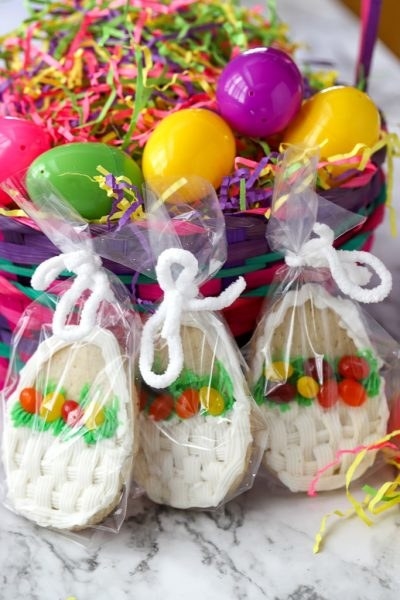 For a little fun on Easter Sunday, get together with your favorites and make these adorable Easter basket cookies. They also make great homemade Easter gifts.