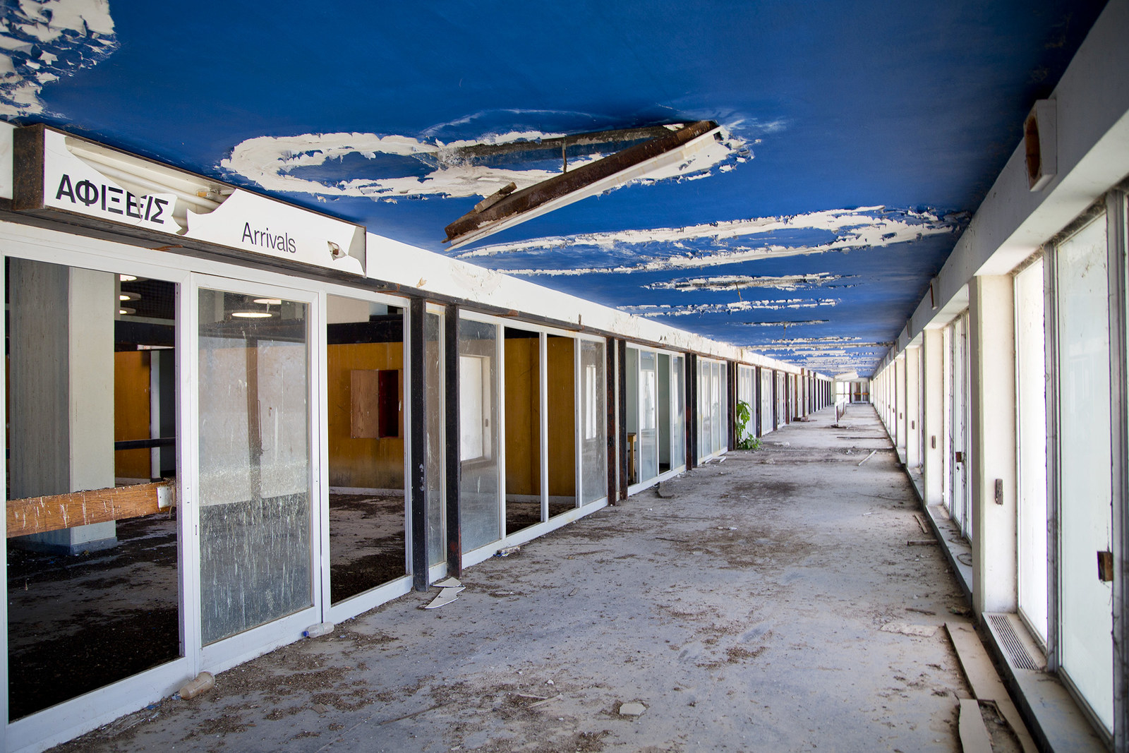 21 Super Creepy Pictures From Inside An Abandoned Airport