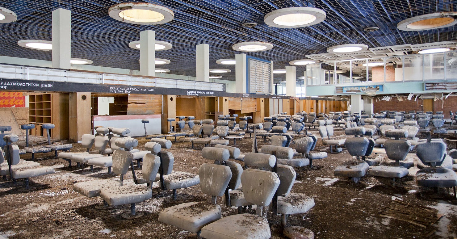 閉鎖された空港は1974年で時が止まっている