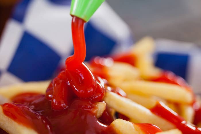 ¿La razón? No quieren que los niños la usen para quitarle el sabor a la comida francesa. Eso sí, solo permiten su uso en las papas fritas, las cuales solo les pueden consumir, como máximo, una vez a la semana.