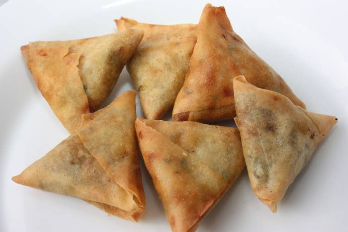 Las samosas son unas empanaditas de masa crujiente y con forma triangular muy populares en la comida del sur de Asia. Sin embargo, en 2011 el grupo militar al-Shabab prohibió su venta en la región sur de Somalia porque se descubrió que estaban usando carne podrida y/o de gato para su producción.