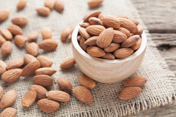 En este estado, todas las almendras deben pasar por un proceso de pasteurización para poder ser vendidas, esto porque se consideran que pueden traer bacterias y acarrear riesgos de salmonela.