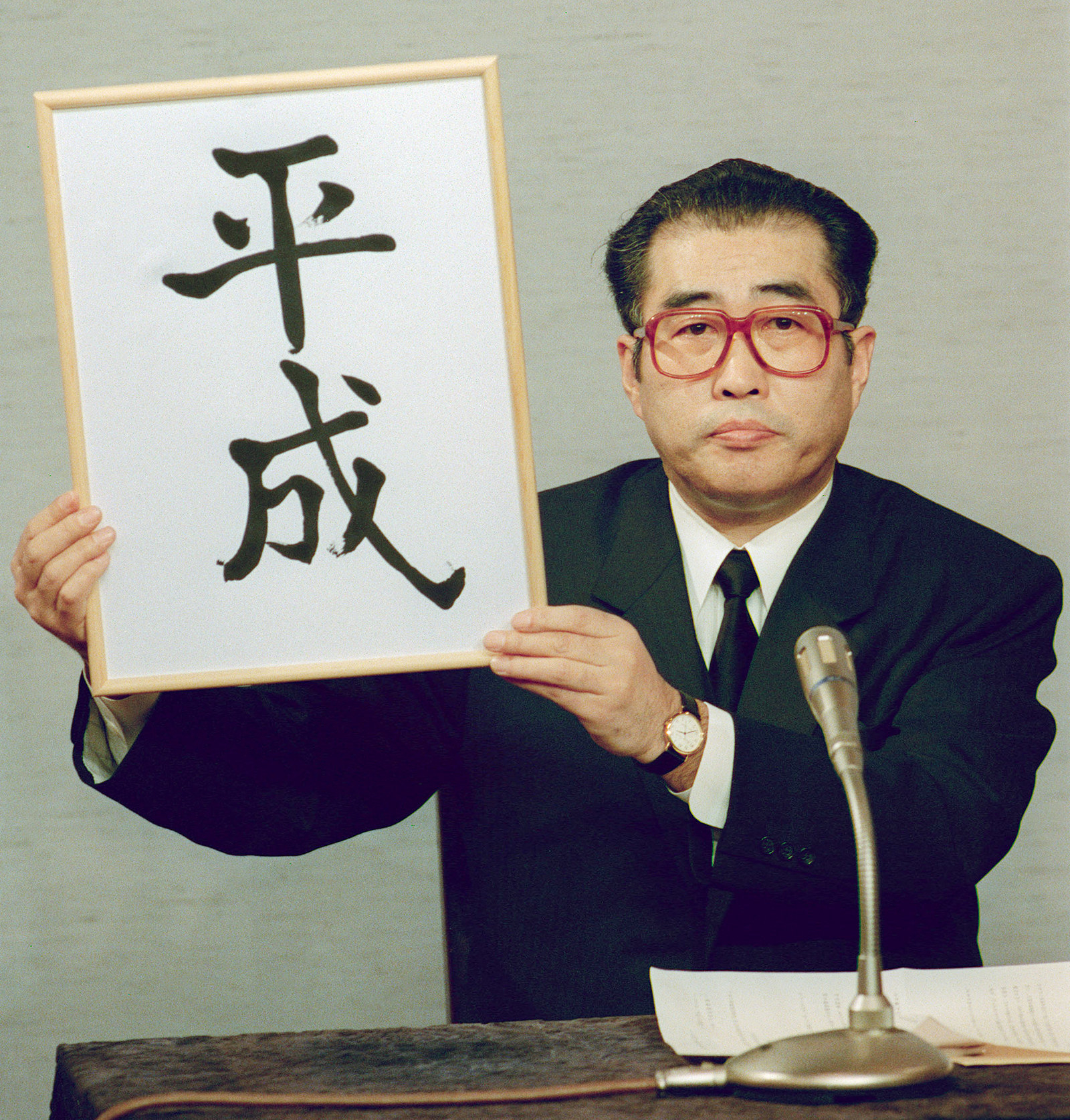 そんな中、国立公文書館が3月31日に「平成クリアファイル」を発売します。そう、当時の小渕恵三官房長官が持っている、アレです。