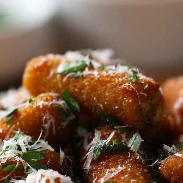 10 servingsINGREDIENTS2 teaspoons salt, divided455 g (16 oz) rigatoni, 1 box1 tablespoon olive oil455 g (1 lb) ground beef1/2 teaspoon pepper1 teaspoon dried oregano1 teaspoon dried parsley1/2 medium yellow onion, diced2 cloves garlic, minced100 g (1 cup) shredded mozzarella cheese oil, for frying125 g (1 cup) all-purpose flour2 large egg, beaten115 g (1 cup) bread crumbs fresh parsley, for serving shredded parmesan cheese, for serving marinara sauce, warm for servingPREPARATION1. Bring a large pot of water to boil over high heat, season with a teaspoon of salt, then add the rigatoni.2. Stir and cook until the pasta is al dente, about 5 minutes.3. Drain the pasta and transfer to a large bowl. Add the olive oil and stir to coat. Set aside to cool.4. In a large bowl, add the ground beef, remaining teaspoon of salt, the pepper, oregano, parsley, onion, garlic, and mozzarella. Stir until combined.5. Spoon the beef mixture into a zip top bag, seal the bag, and cut the corner to create a small opening.6. Pipe the beef mixture into one side of the rigatoni, then flip and pipe the other side to fill.7. Place the filled rigatoni on a baking sheet and freeze for 30 minutes.8. Heat the oil in a large pot until it reaches 350°F (180°C).9. Place the flour, eggs, and bread crumbs into 3 separate medium bowls.10. Take a rigatoni and roll it in the flour to coat, shake off any excess flour. Dip the rigatoni in the egg with a fork. Finally, roll the rigatoni in the bread crumbs until coated. Repeat with the remaining rigatoni.11. Fry the rigatoni poppers 4 at a time until golden brown, about 4 minutes.12. Drain on a wire rack or over paper towels.13. Sprinkle with fresh parsley and Parmesan.14. Serve with marinara sauce.15. Enjoy!