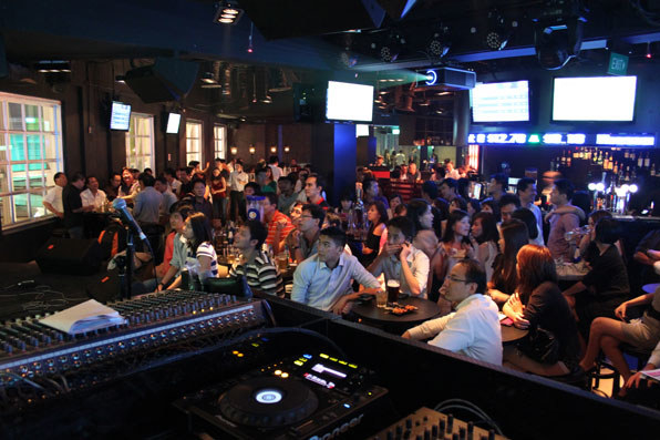 This is definitely one of the unique concepts for a lounge/bar in Singapore, where the prices of beers are organised and displayed in a manner similar to a stock exchange, with trending beers being sold at higher costs to ones that aren’t as popular. If you find yourself nearby at a place such as Park Hotel Clarke Quay, be sure to drop by the Beer Market at least once.