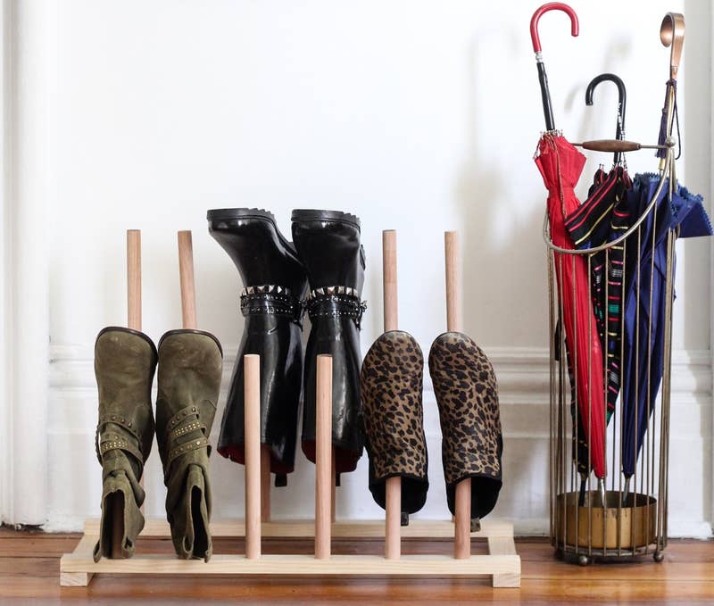 ¿Eres de esas personas que se ponen los zapatos segundos antes de salir de casa y se los quita justo al entrar? Este rack DIY de madera te salvará la vida.Apartment Therapy aquí te enseña lo fácil que es mantener tus zapatos en orden.