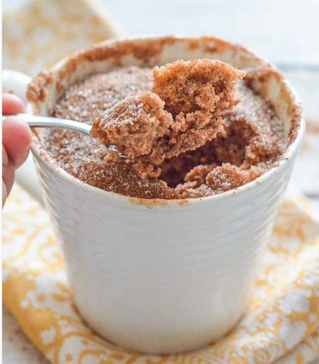 But this baker managed to make a snickerdoodle mug cake look gourmet AF: