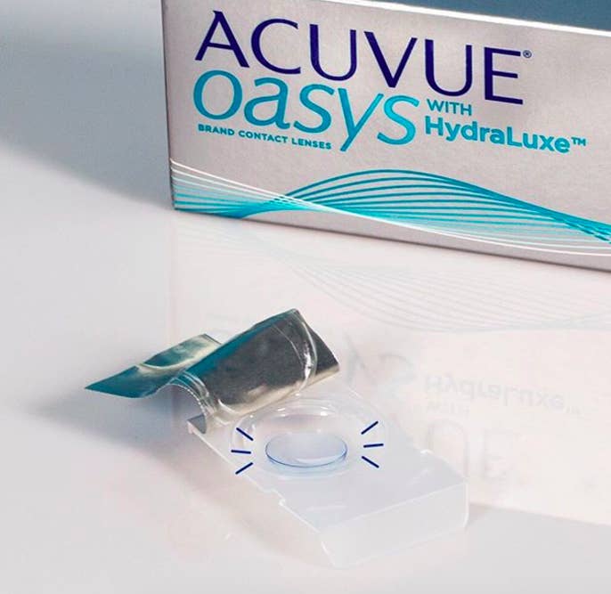 contact being opened from acuvue box