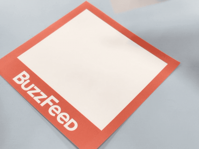 手や紙にも全くくっつきません！ふしぎテープはテープ同士でのみ接着する特殊なテープなんです。丈夫なのに剥がしやすく、ベタつかないので、物をまとめたい時にとっても便利なんです。