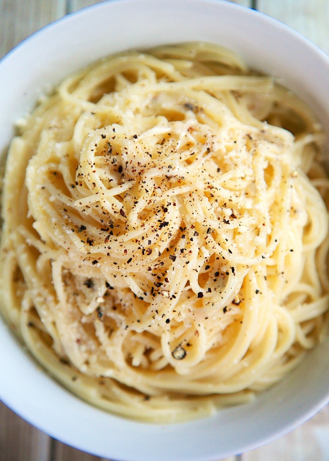 Грузинская острая паста кроссворд из тертого. Паста Cacio e Pepe. Макароны с тертым сыром. Макароны с паприкой. Горячие спагетти.