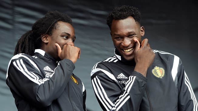 A Bélgica poderá atingir uma marca histórica no Mundial: Os famosos Eden Hazard e Romelu Lukaku possuem dois irmãos menos famosos, Thorgan Hazard e Jordan Lukaku, que eventualmente são convocados.Talvez seja a primeira vez na historia do futebol que uma equipe vá para um Mundial com duas duplas de irmãos.Será que as brigas familiares vão atrapalhar os planos da querida ÓTIMA GERAÇÃO BELGA?