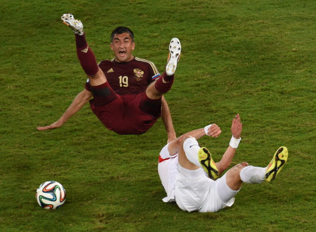 Caso aconteça o que todos imaginam, os Russos serão eliminados na primeira fase. Apesar do grupo fraco, todos sabem que a Seleção Russa é uma draga das mais horripilantes. Se a previsão se concretizar, a Rússia será a segunda dona da casa a ser eliminada na fase de grupos (a primeira a conseguir a duvidosa honra foi a África do Sul, em 2010). Pra piorar, a Rússia manterá a escrita de nunca ter passado da primeira fase.Pelo menos ninguém vai usar a expressão "voltaram mais cedo pra casa".