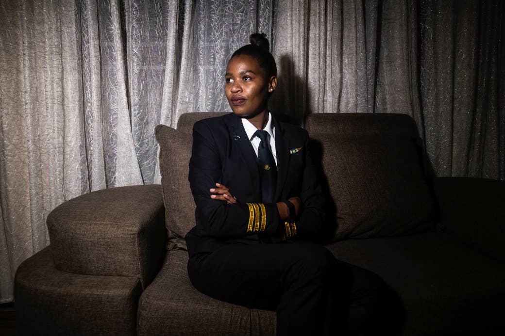 Esther Mbabazi foi a primeira mulher a trabalhar como piloto de linha aÃ©rea comercial em Ruanda.