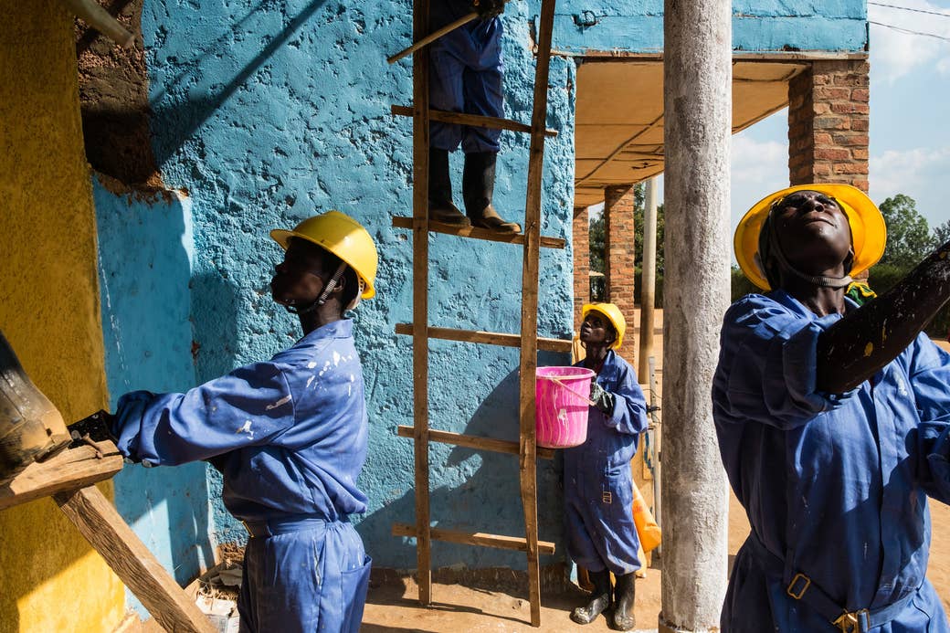 Mulheres trabalham na construÃ§Ã£o civil em Rusheshe para uma ONG local.