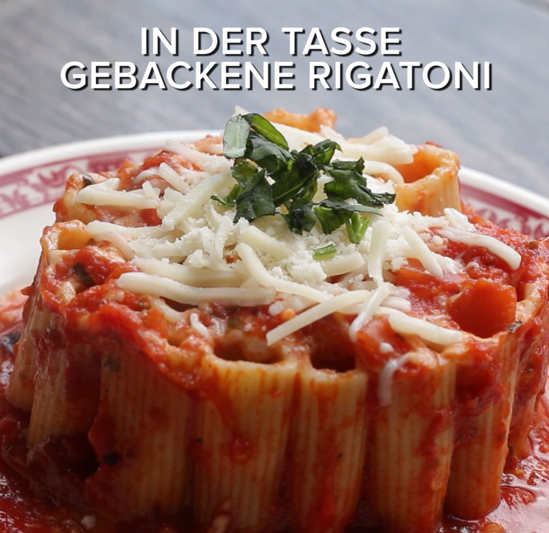 Tomatensauce (genug, damit der Boden der Tasse bedeckt ist)Mozzarella 2 TL frischer, gehackter BasilikumRigatoni, vorgekochtParmesan1. Boden der Tasse mit Tomatensauce bedecken.2. Mozzarella und Basilikum darauf geben.3. Einmal wiederholen, dann vorgekochte Rigatoni hochkant in der Tasse stapeln.4. Nudeln mit Tomatensauce, Mozzarella und Parmesan bedecken.5. für 20 Minuten bei 205°C im Backofen backen.6. Direkt aus der Tasse genießen oder auf einen Teller stürzen.7. Guten Appetit!