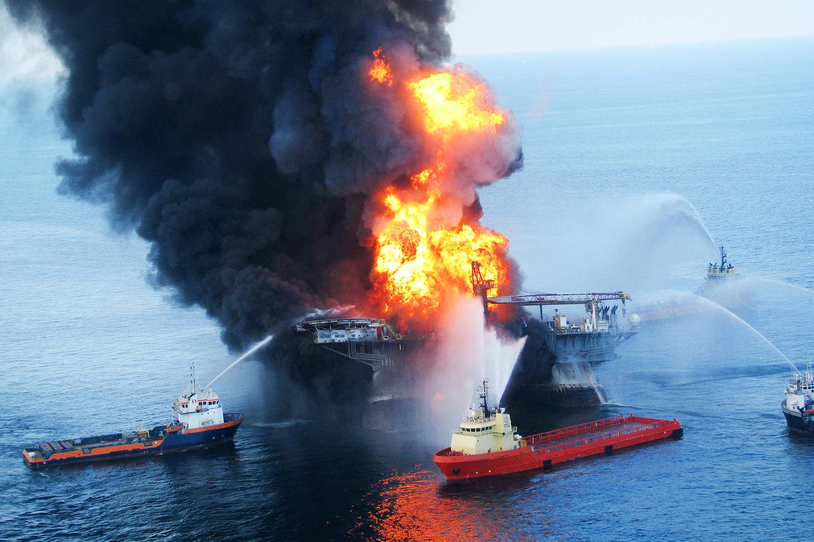 Аварии взрывы катастрофы. Катастрофа Deepwater Horizon в мексиканском заливе. Взрыв на нефтяной платформе Deepwater Horizon (20 апреля 2010). Взрыв платформы Deepwater Horizon. Глубоководный Горизонт разлив нефти.