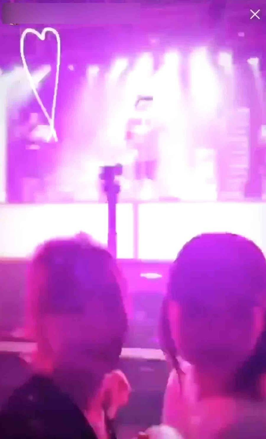ブルーノ マーズを怒らせた 女性モデル ライブ中に自撮りで炎上