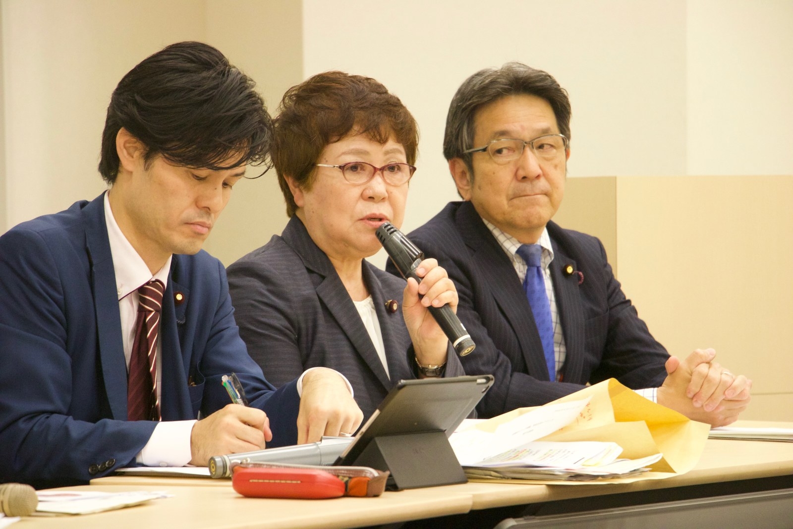民進党の神本美恵子議員(中央)