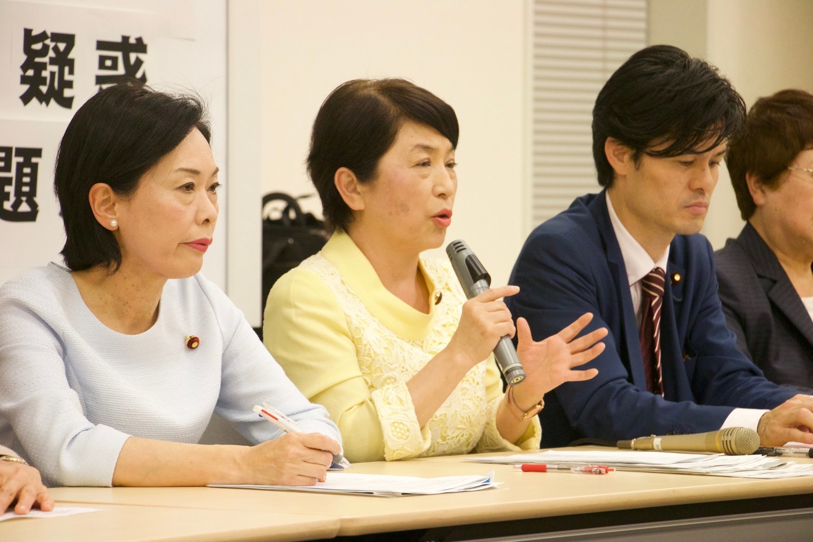 社民党の福島みずほ議員(中央)