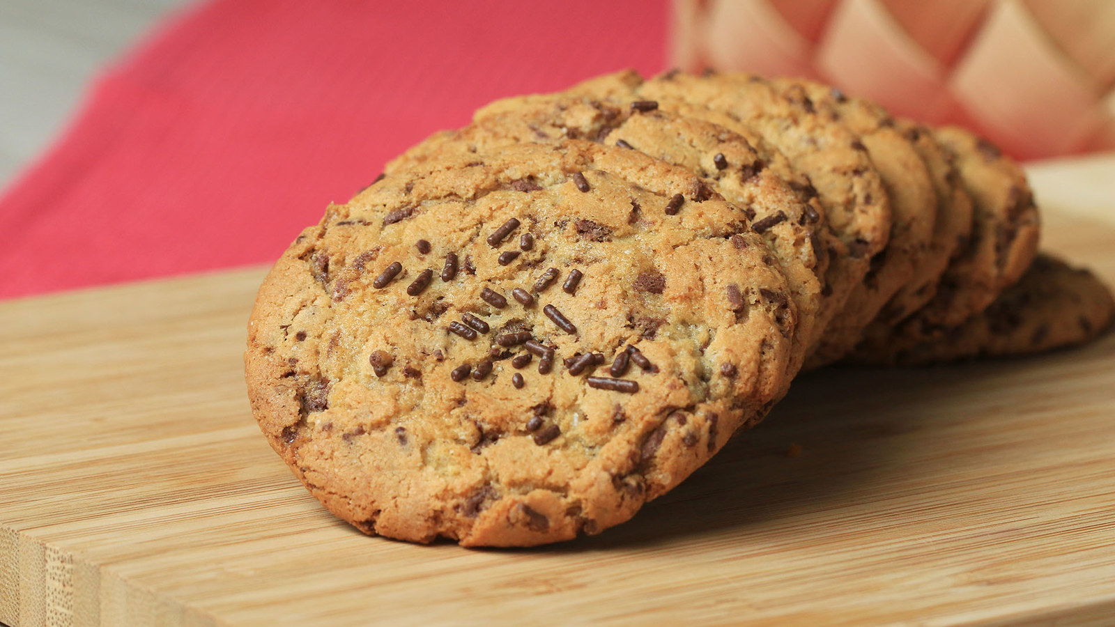 Rendimento: 15 cookiesVocê vai precisar de: 1 caixinha de mistura para bolo de baunilha¼ de xícara de óleo2 ovos½ xícara de chocolate granuladoModo de preparo:Preaqueça o forno a 180°C.Em uma tigela grande, adicione a mistura para bolo de baunilha, o chocolate granulado, o óleo e os ovos. Misture com uma espátula até a massa ficar uniforme.Faça uma bolinha com a massa na mão (aproximadamente 1 colher de sopa da massa), achatando como um disco pequeno.Em uma assadeira forrada com papel manteiga, coloque os discos de massa com um espaço de 10cm entre eles. Leve ao forno por 10 a 12 minutos, deixe esfriar 5 minutos na assadeira antes de desenformar.Aproveite!