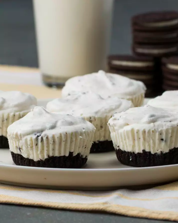 Mini oreo ice cream pies your entire family might fight over. They look so. darn. good.