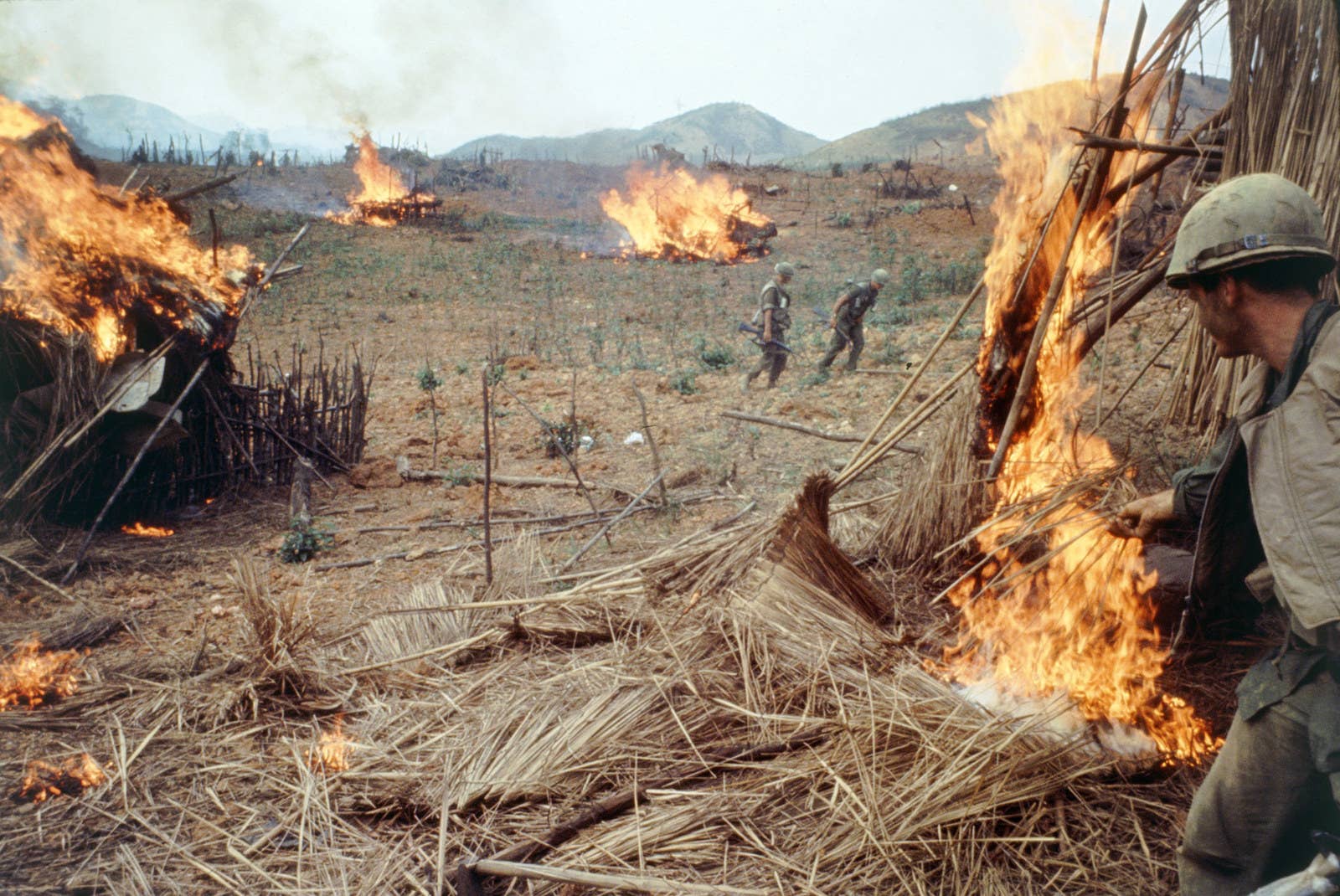 Soldados do Exército dos Estados Unidos queimam palha durante a Operação Pegasus da Batalha de Khe Sanh, em abril de 1968.