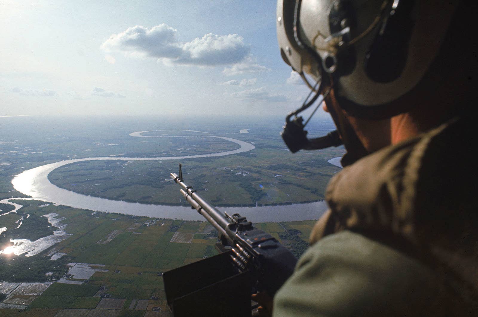 Atirador sobrevoa o rio Mekong à procura de vietcongues.