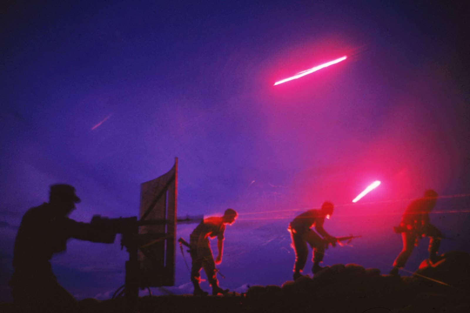 Tropas americanas e sul-vietnamitas conduzem uma operação de reconhecimento noturno.