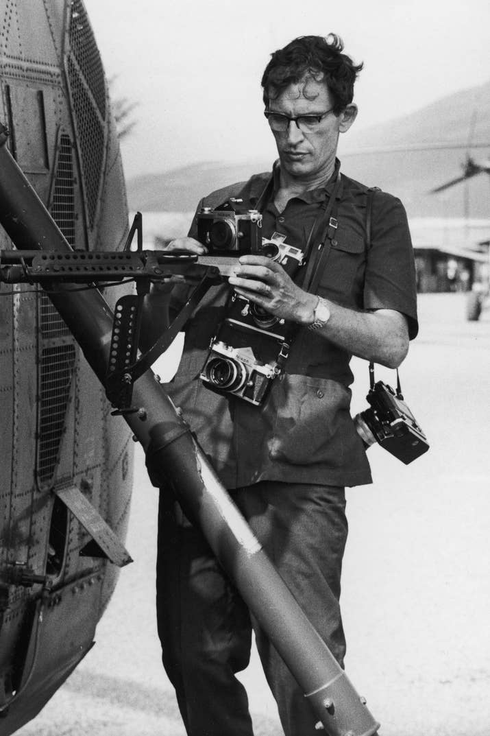 Larry Burrows prende câmeras ao helicóptero Yankee Papa 13, antes de sair para uma missão no Vietnã.