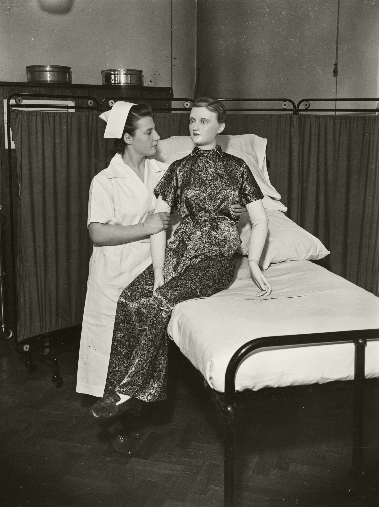 These Eerie 1930s And 40s Photos Show What Medical Treatment In The Uk Looked Like Just Before 5173