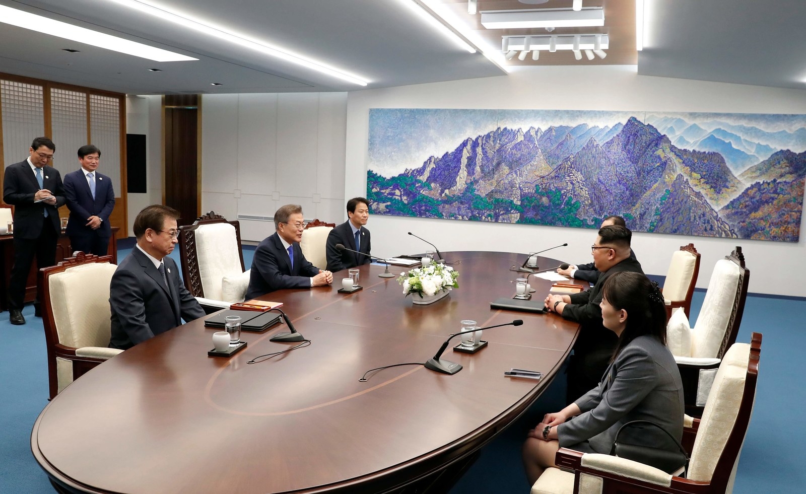 史上3回目となる南北首脳会談。北朝鮮の最高指導者が軍事境界線を越える韓国側に足を踏み入れたのは、初めてのことだ。2人は境界線を挟んで握手を交わし、南側に入った。その後、金正恩氏に促されるようにして、2人で手をつないだまま再び北側に。最後は南側へと戻った。両首脳が笑顔で手をつなぎながら境界線を往復する様子には「歴史的瞬間」として注目が集まった。写真で振り返る。