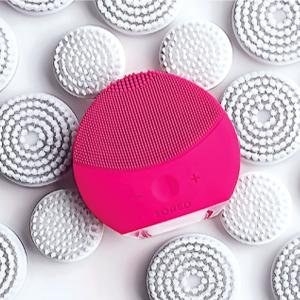 The Foreo amongst a sea of Clarisonic brush heds