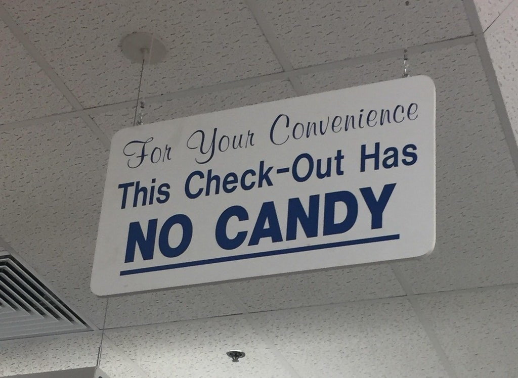 A sign for a checkout lane with no candy