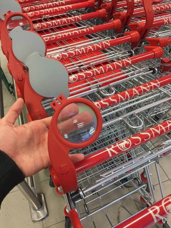 A magnifying glass affixed to a grocery cart handle