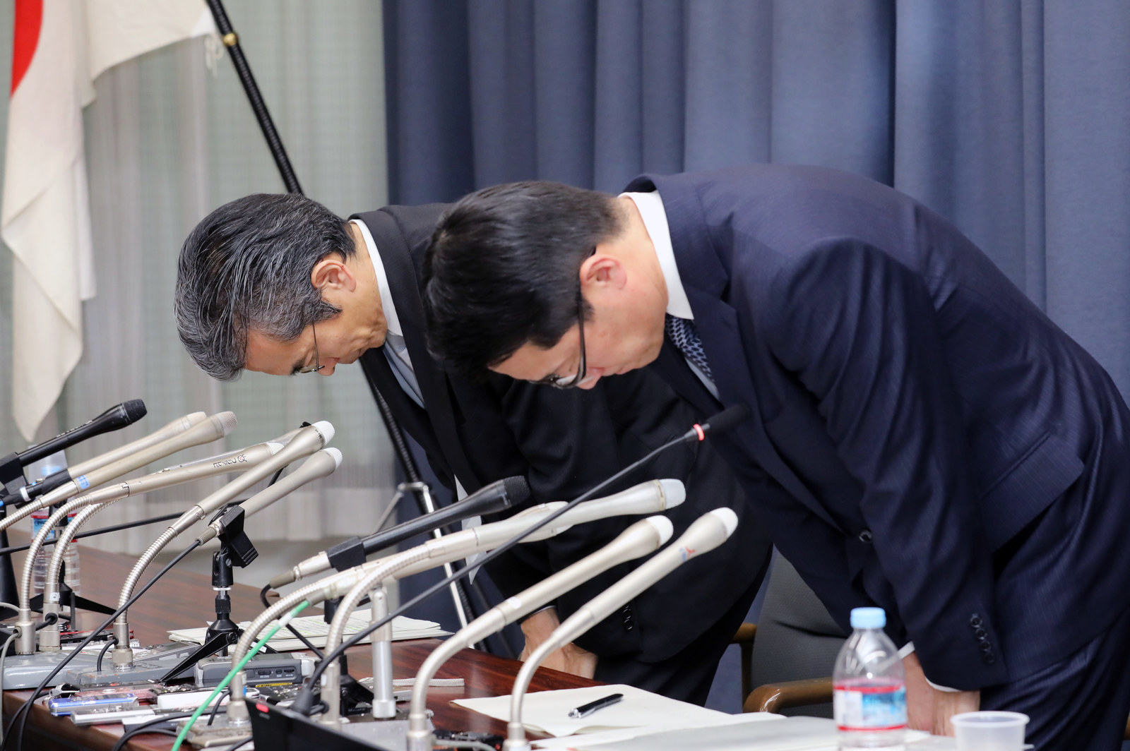 辞任した福田淳一前事務次官のセクハラ行為を認定し、頭を下げる財務省の矢野康治官房長ら（4月27日）