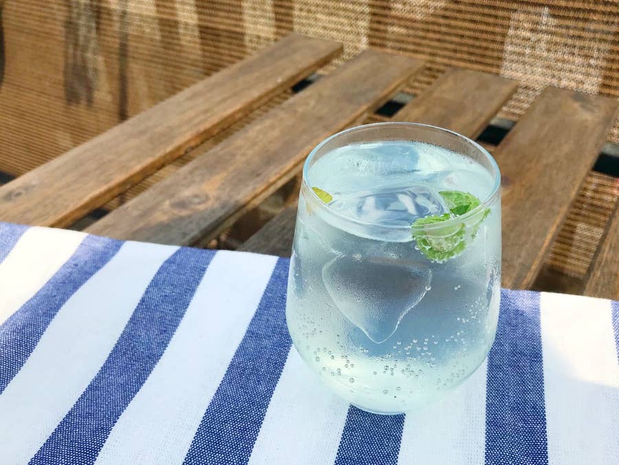 モヒートの作り方 バカルディのこのお酒を炭酸水で割るだけ 簡単に作れるミントが香る本格リキュールのレシピとアレンジカクテルを伝授