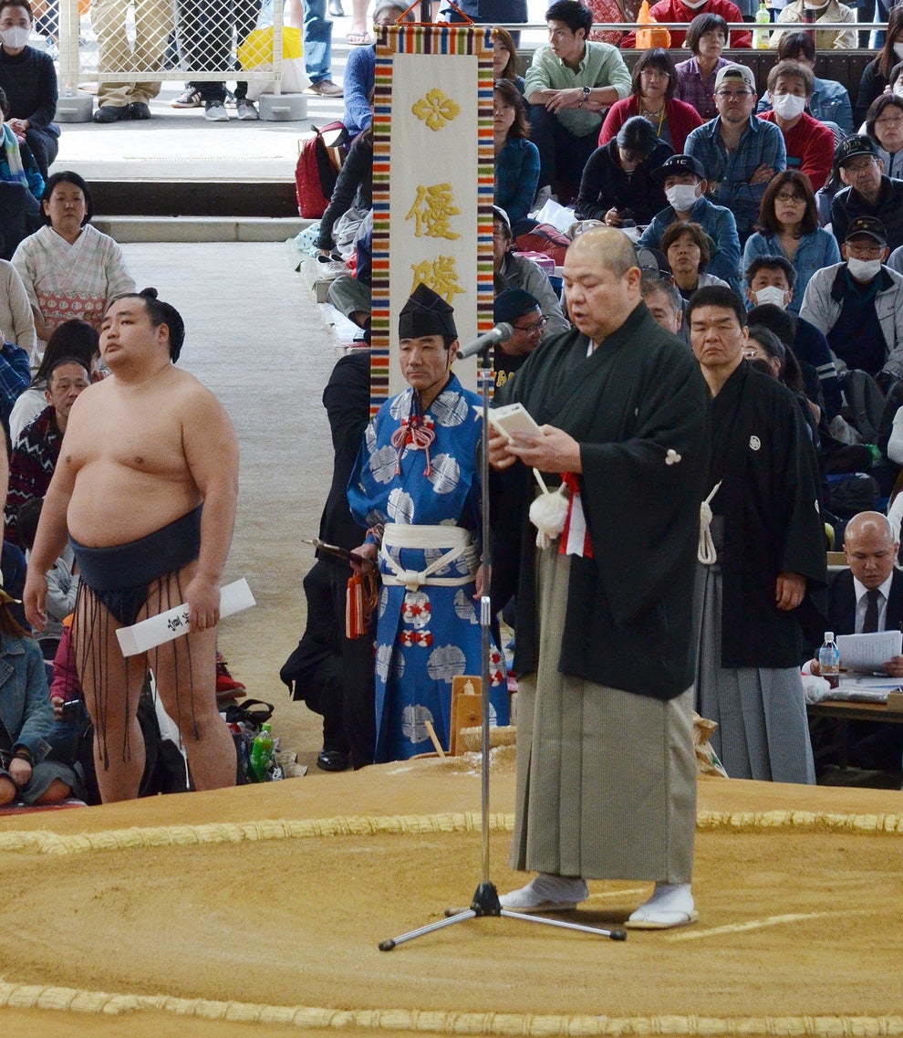 大相撲 女性は土俵から下りて 相撲協会 救命女性を 必要があれば探す