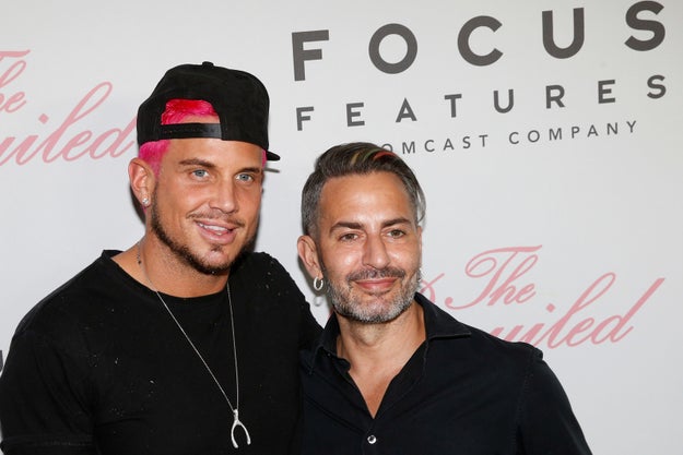 This is designer Marc Jacobs and his new fiancé, Charly Defrancesco, who is a candlemaker (ok?).