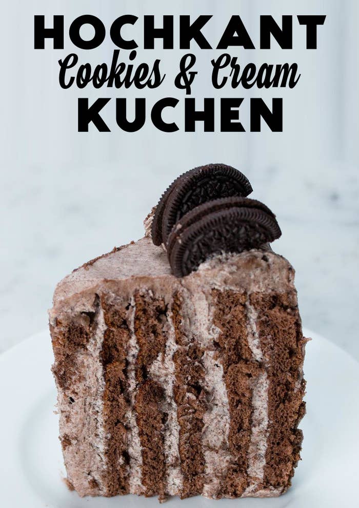 ZUTATENKuchen10 große Eier, getrennt250g Zucker, aufgeteilt1 TL Vanilleextrakt90g Mehl60g Kakaopulver, aufgeteilt1/2 Teelöffel Backpulver1/2 TL SalzButtercreme680g Frischkäse, Raumtemperatur115g ungesalzene Butter, 1 Stück, Raumtemperatur500g Puderzucker2 Teelöffel Vanille-Extrakt15 Schokoladen-Doppelkekse, zerkleinert5 Schokoladen-Doppelkekse, halbiert