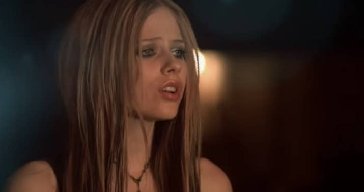 Avril Lavigne é tipo a santa padroeira das postagens de letras passivo-agressivas em seu perfil do MSN.
