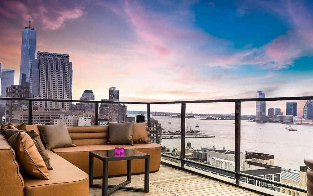 Hotel Hugo is designed by a famous architect Marcello Pozzi. It embodies the spirit of its surrounding neighborhood's art-meets-industrial atmosphere. Guests can enjoy special cocktail at the hotel's rooftop bar while enjoying a breathtaking view of the Manhattan skyline.