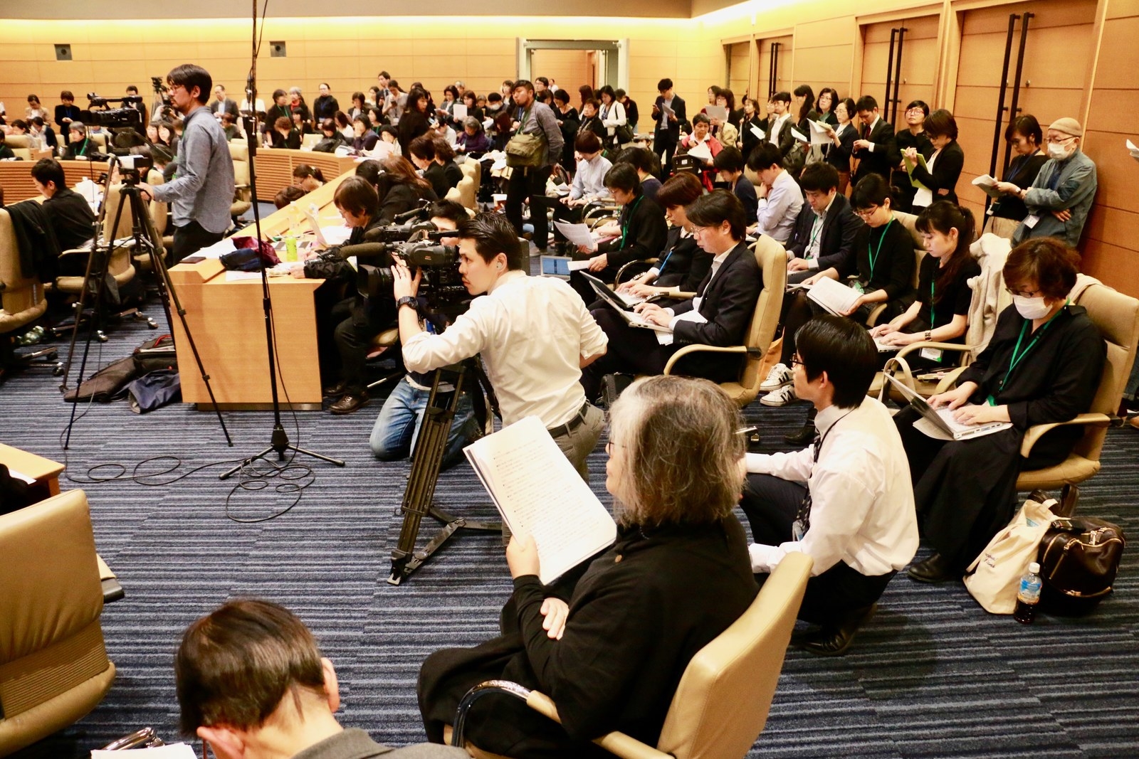 財務省のセクハラ問題を受け、4月23日に衆議院議員会館で開かれた院内集会を取材する報道陣ら