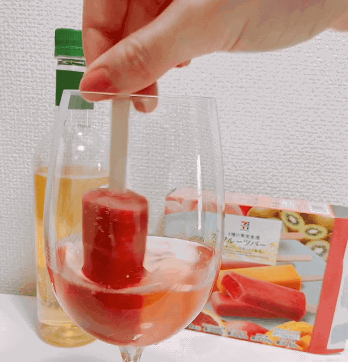 普通の氷は溶けていくと味が薄まるのに、フルーツバーだと逆にフルーツ味が増していきます。ちなみに、ブラッドオレンジ味のフルーツバーを使うと、ガチっぽいサングリアに仕上がります!お店で飲むような味で感動です。