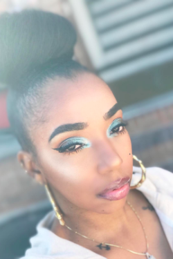 reviewer with metallic eye using the primer