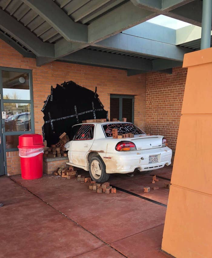 アメリカの高校に車が突っ込んだ 早朝 通報を受けた警察が駆けつけた アメリカの高校に車が突っ込んだ 早朝 通報を受けた警察が駆けつけた
