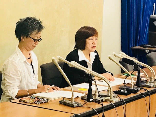 会見した「メディアで働く女性ネットワーク」代表世話人の林美子さん（右）と松元千枝さん